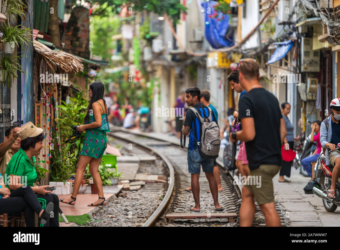 Hanoi, Vietnam - 18. Oktober 2019: Touristen Fotos und stehen auf den Spuren am Bahnhof Straße in Hanoi, Vietnam Stockfoto