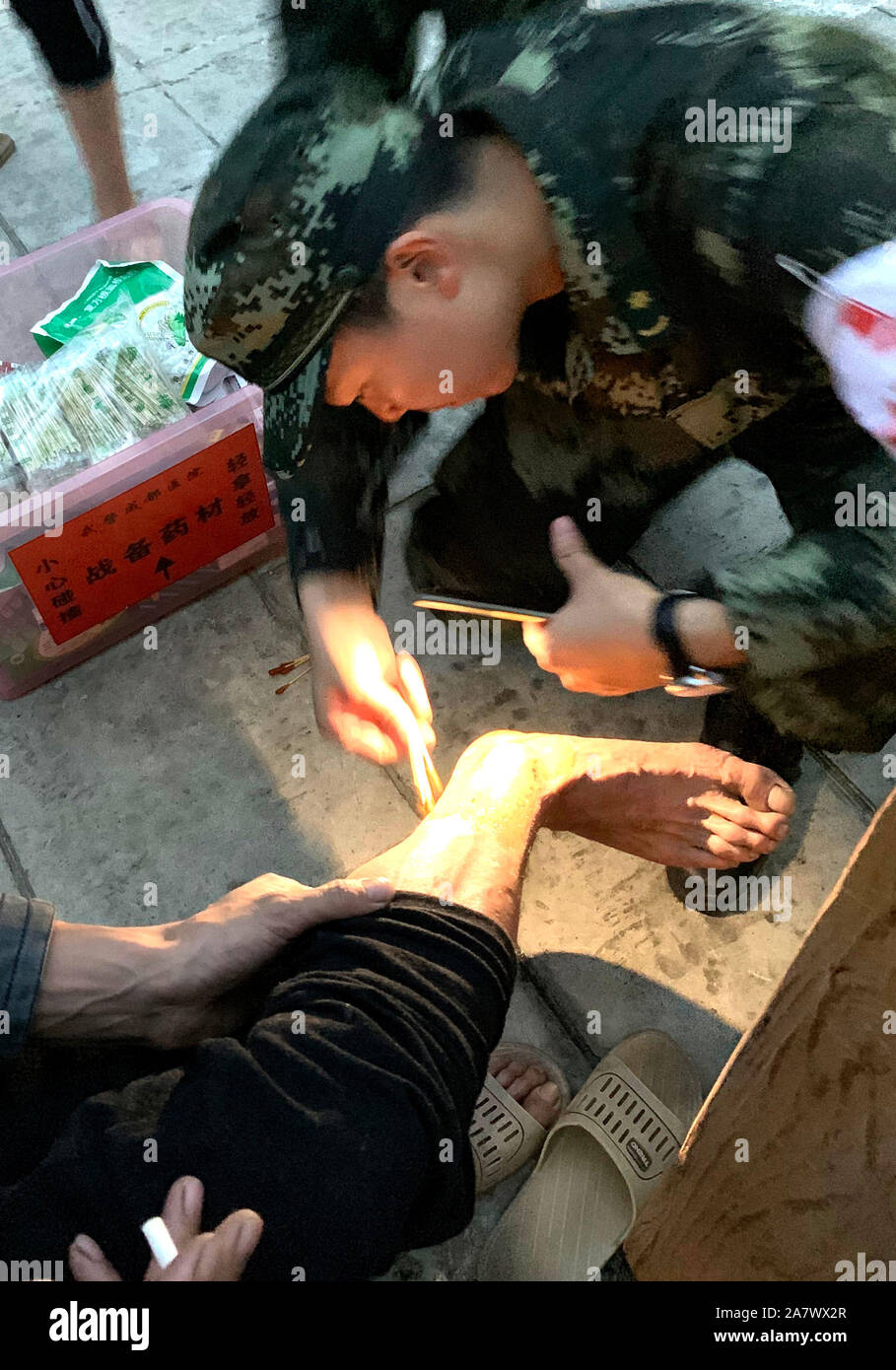 Das medizinische Team von bewaffneten Polizisten Corps Krankenhaus in Sichuan bieten medizinische Hilfe für Menschen durch Schlammlawine in Wenchuan Grafschaft betroffen, aba Präfektur, Süd Stockfoto