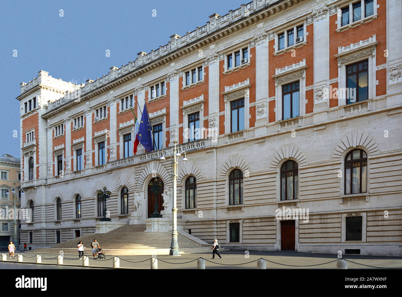 Palazzo Montecitorio mit dem Norden Fassade an der Piazza del Parlamento in Rom. Sitz des Vertreters Kammer des Italienischen Parlaments - Italien. Stockfoto