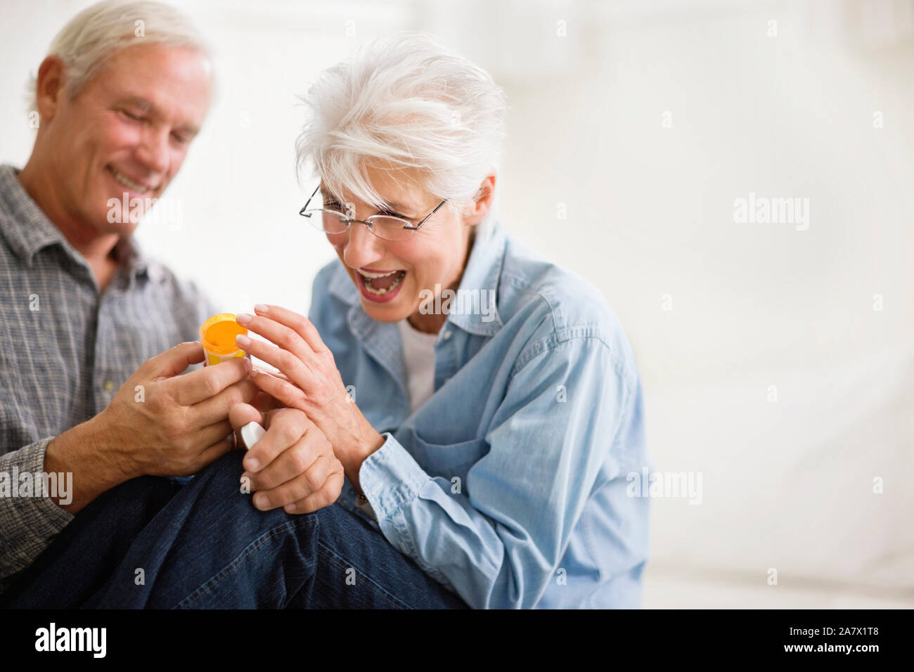 Reifen erwachsenen Paar das Etikett der Medizin beim Sitzen auf dem Boden. Stockfoto