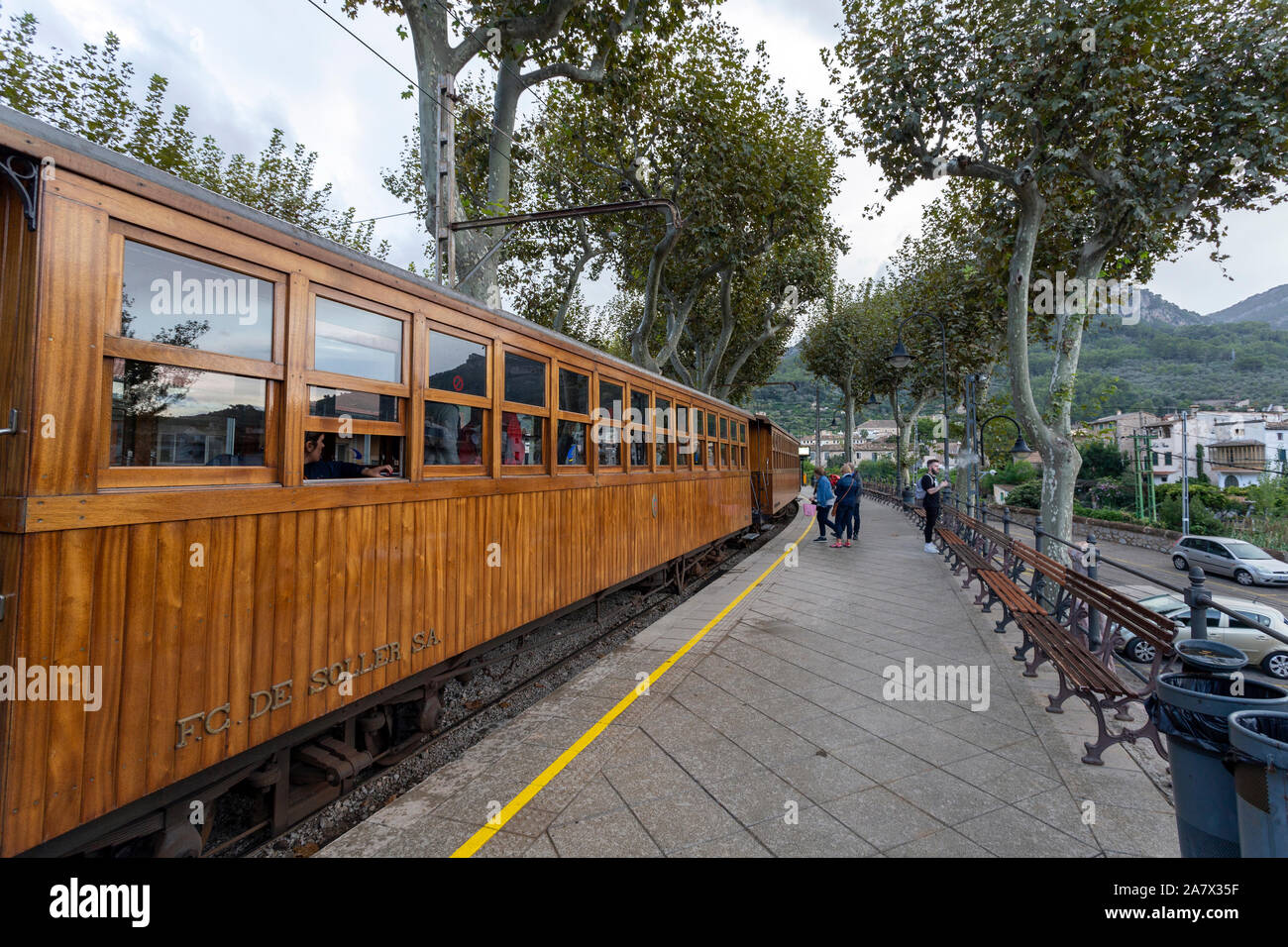 Soller, Spanien - 10. 23. 2019: Alte Straßenbahnwagen in der Stadt Soller, Mallorca, Spanien. Stockfoto