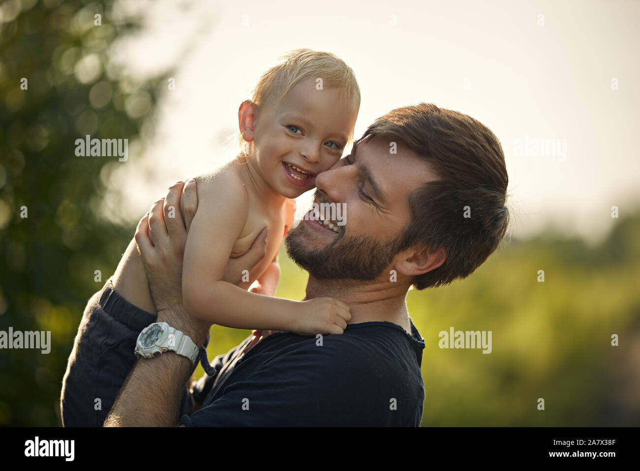 Closeup Portrait einer fröhlichen Vater seiner geliebten Sohn Stockfoto