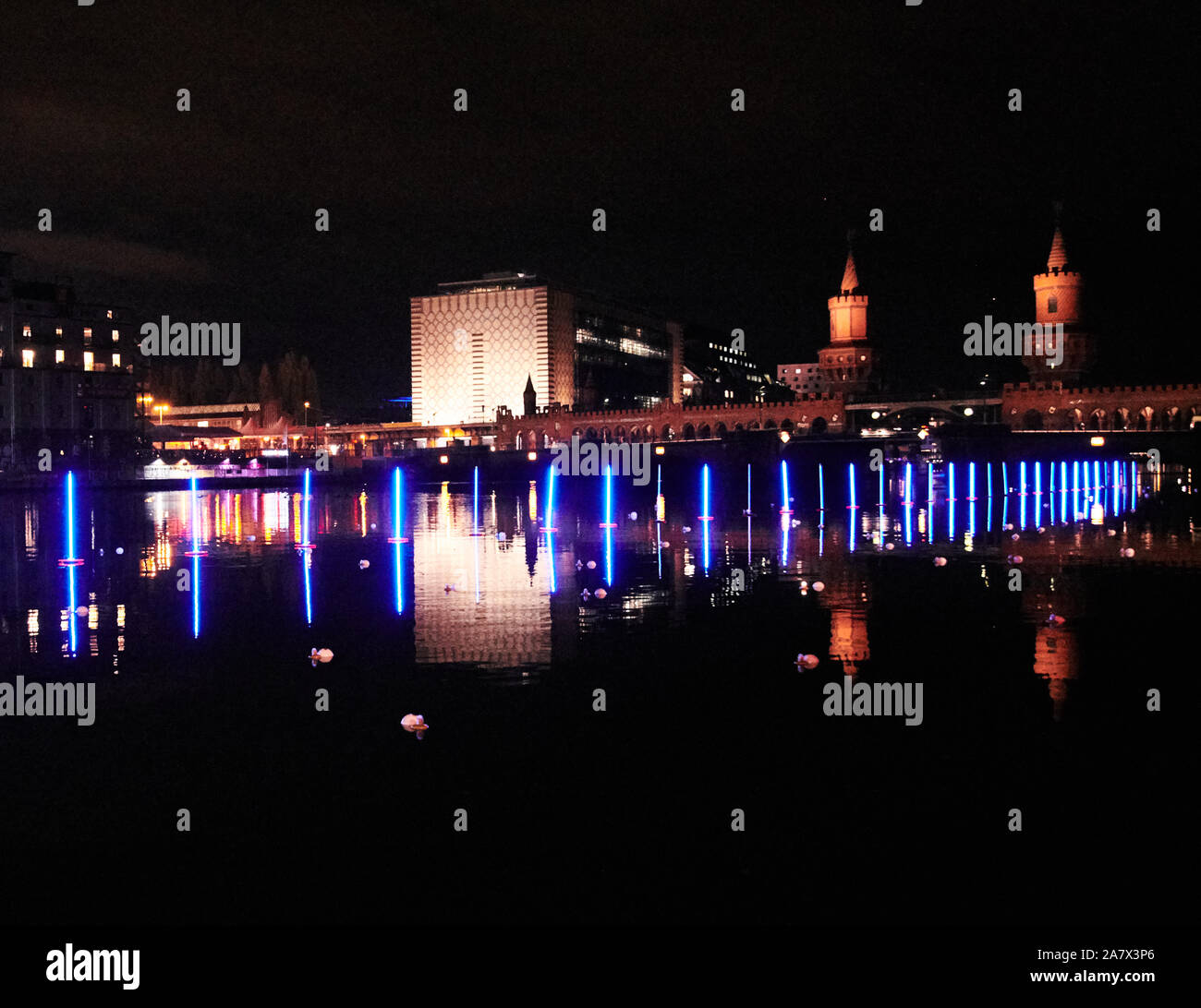 Berlin, Deutschland. 04 Nov, 2019. Neon-blau beleuchteten Bojen schwimmen auf der Spree an der Oberbaumbrücke (r). Der Künstler Rainer Walter Gottemeier symbolisiert die ehemalige Grenze zwischen Ost- und Westberlin bei etwa 150 Meter. Quelle: Annette Riedl/dpa/Alamy leben Nachrichten Stockfoto