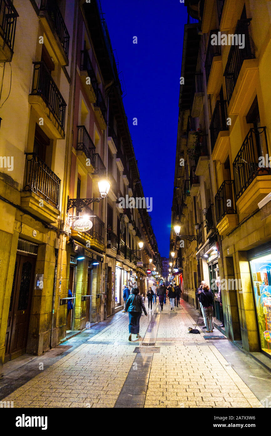 Fußgängerzone in der Nacht in der Altstadt von San Sebastian, Spanien Stockfoto