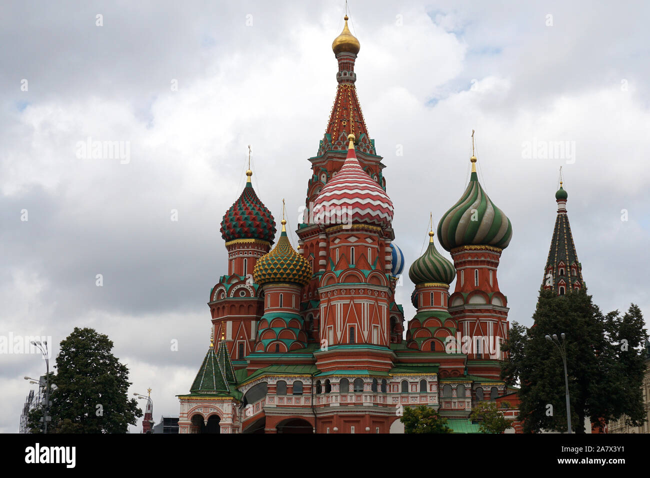 Die Kathedrale von Vasily dem gesegnet, wie Basilius-kathedrale bekannt, ist eine Kirche auf dem Roten Platz in Moskau und gilt als Symbol des Landes angesehen. Stockfoto