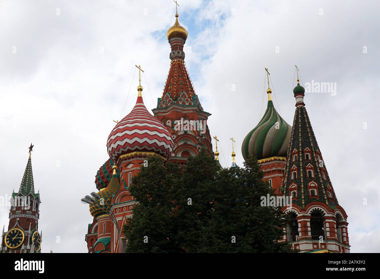 Die Kathedrale von Vasily dem gesegnet, wie Basilius-kathedrale bekannt, ist eine Kirche auf dem Roten Platz in Moskau und gilt als Symbol des Landes angesehen. Stockfoto