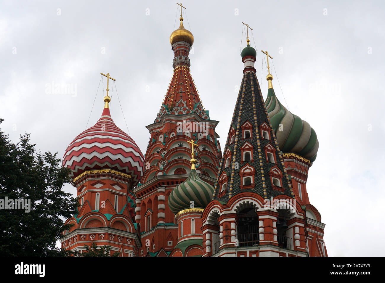 Die Kathedrale von Vasily dem gesegnet, wie Basilius-kathedrale bekannt, ist eine Kirche auf dem Roten Platz in Moskau und gilt als Symbol des Landes angesehen. Stockfoto