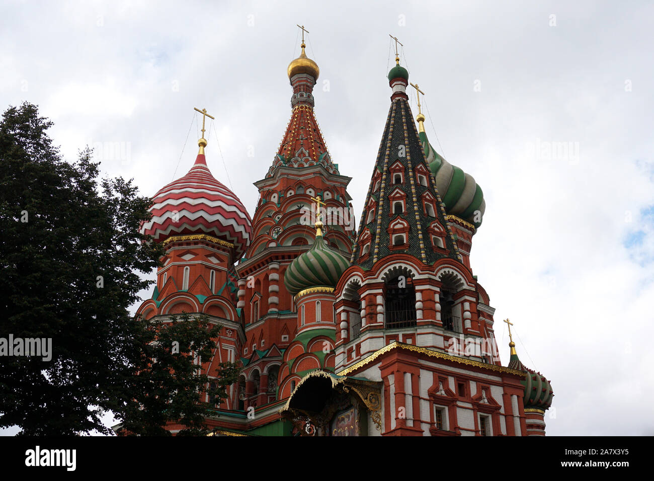 Die Kathedrale von Vasily dem gesegnet, wie Basilius-kathedrale bekannt, ist eine Kirche auf dem Roten Platz in Moskau und gilt als Symbol des Landes angesehen. Stockfoto