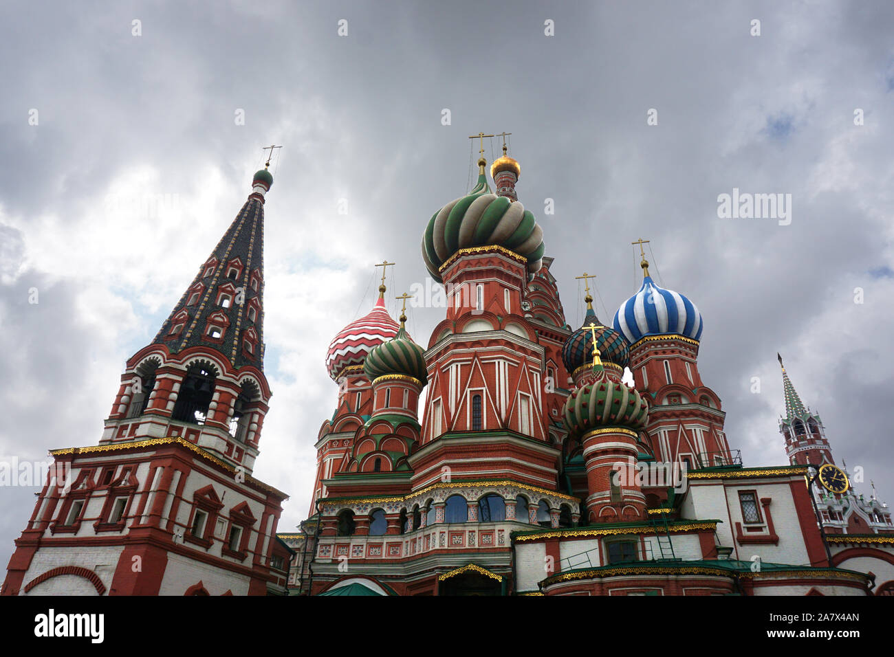 Die Kathedrale von Vasily dem gesegnet, wie Basilius-kathedrale bekannt, ist eine Kirche auf dem Roten Platz in Moskau und gilt als Symbol des Landes angesehen. Stockfoto