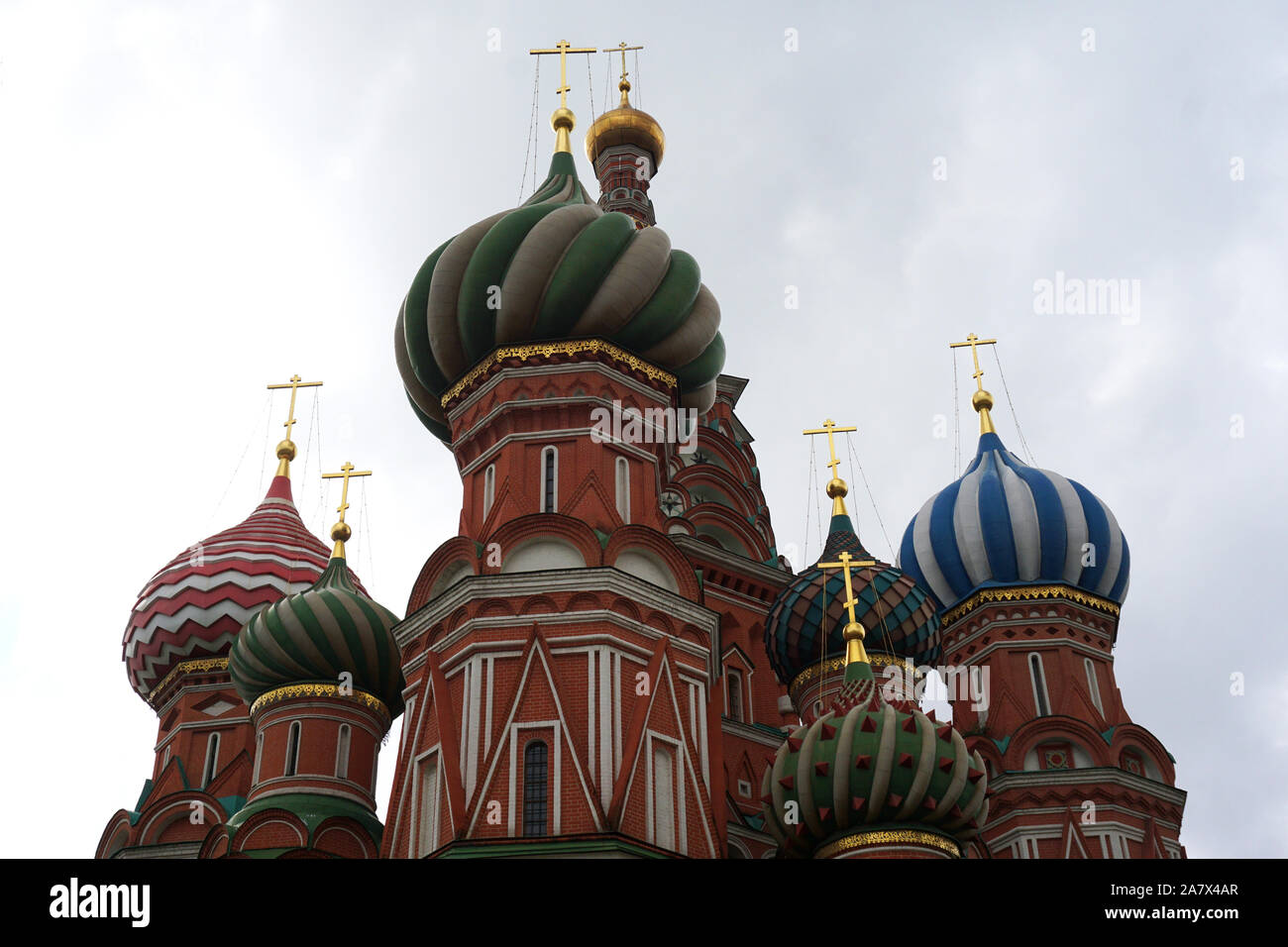 Die Kathedrale von Vasily dem gesegnet, wie Basilius-kathedrale bekannt, ist eine Kirche auf dem Roten Platz in Moskau und gilt als Symbol des Landes angesehen. Stockfoto