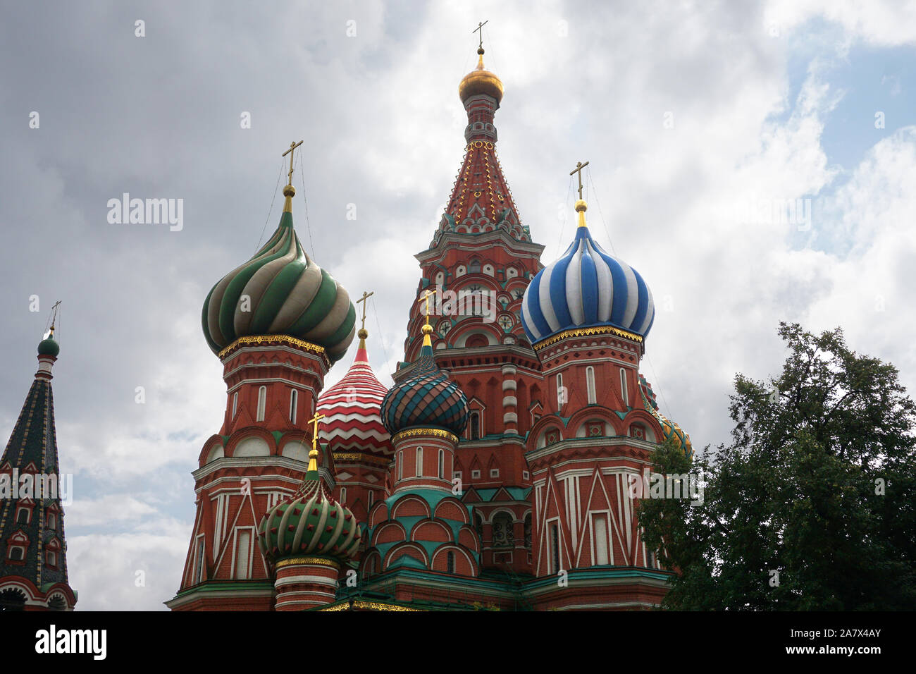 Die Kathedrale von Vasily dem gesegnet, wie Basilius-kathedrale bekannt, ist eine Kirche auf dem Roten Platz in Moskau und gilt als Symbol des Landes angesehen. Stockfoto
