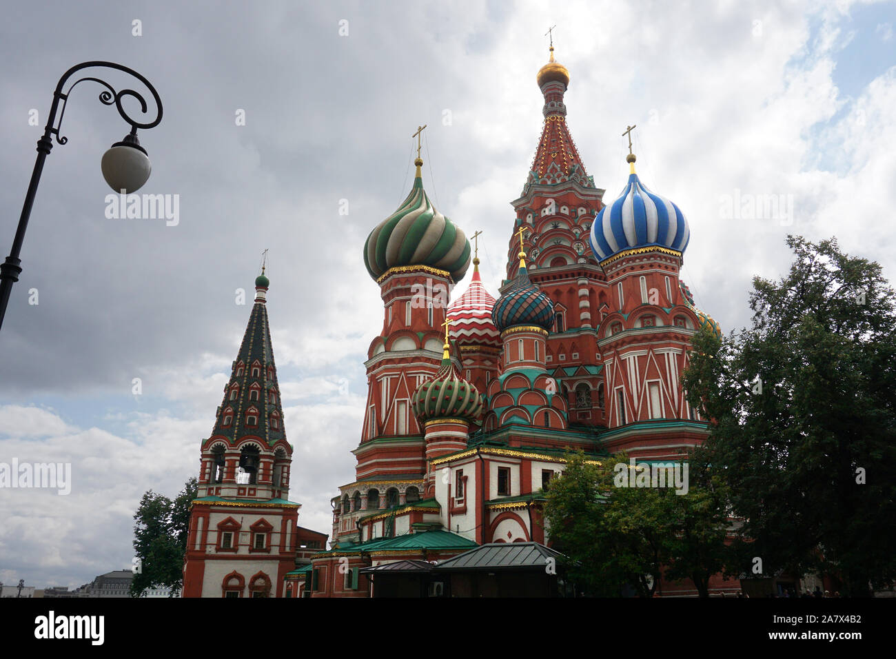 Die Kathedrale von Vasily dem gesegnet, wie Basilius-kathedrale bekannt, ist eine Kirche auf dem Roten Platz in Moskau und gilt als Symbol des Landes angesehen. Stockfoto