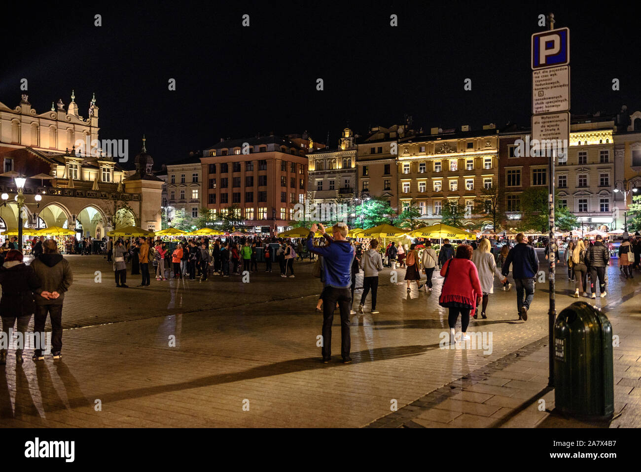 Touristen auf Rynek Glowny, dem Hauptplatz der Altstadt von Krakau bei Nacht Stockfoto
