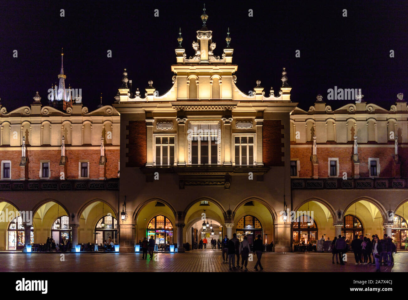 Die Tuchhallen im Zentrum von Rynek Glowny Platz in der Altstadt von Krakau bei Nacht Stockfoto