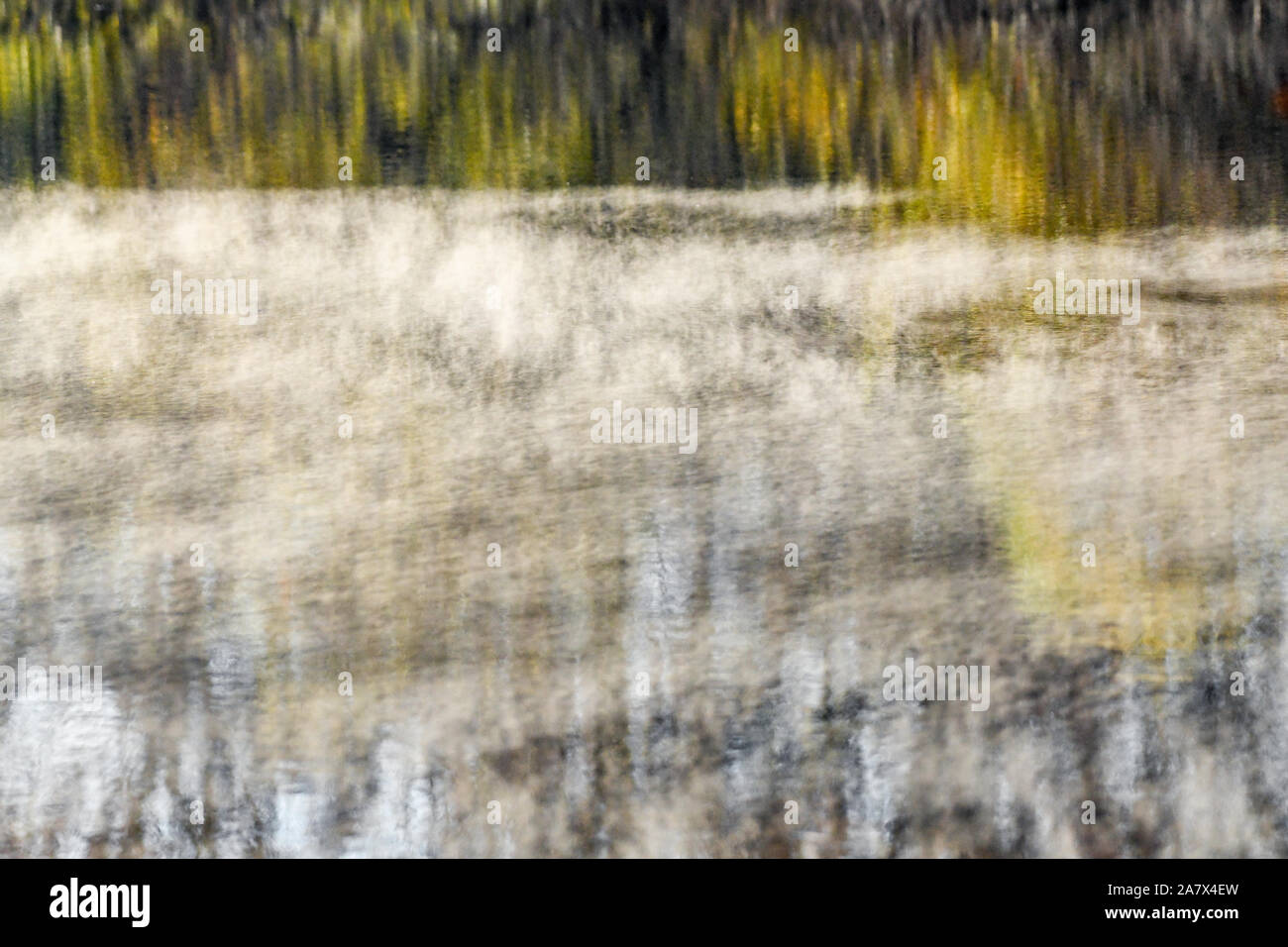 Herbstlaub im Wasser spiegelt - Herbstfarben - fallen Bäume sich - impressionismus - impressionistischen Fotografie - Dampf Nebel - misty Wasser Stockfoto