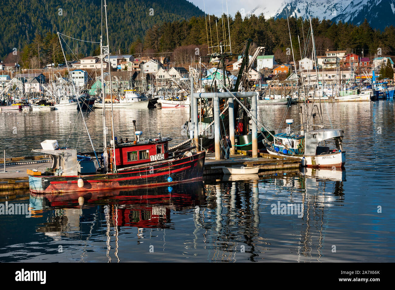 Der kommerzielle Fischfang troller angedockt an die Arbeitsbühne in Sitka, Alaska, USA. Sitka ist ein Alaskan Stadt und Gemeinde in der Nähe von Juneau, der Hauptstadt. Stockfoto