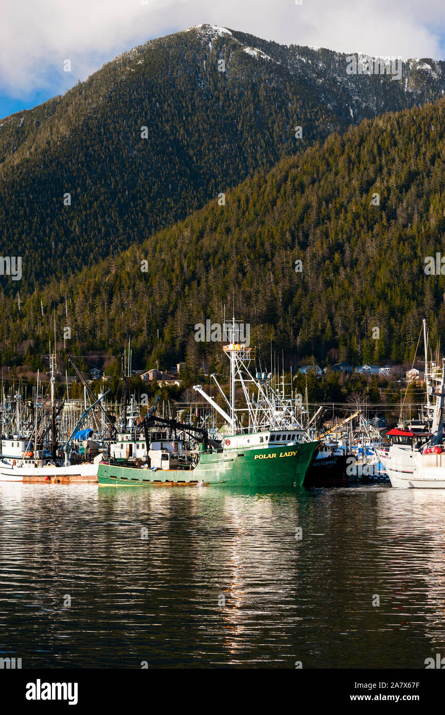 Hafenszene mit Fischereifahrzeugen und Bergen in Sitka, Alaska, USA. Stockfoto