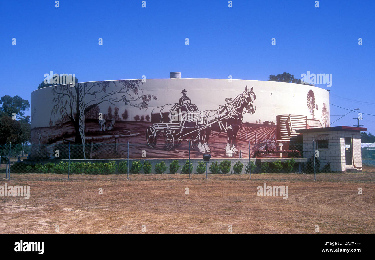 Wandbild auf großen Wassertank, MILLMERRAN, Queensland, Australien. Kunstwerke von Jon Anzeichen von TOOWOOMBA. Stockfoto