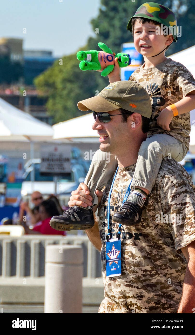 Anaheim, CA/USA - Nov 3, 2019: niedlichen kleinen Jungen tragen ein passendes T-Shirt sitzt auf den Schultern seines Vaters, wie sie in der 2019 JDRF man teilnehmen. Stockfoto