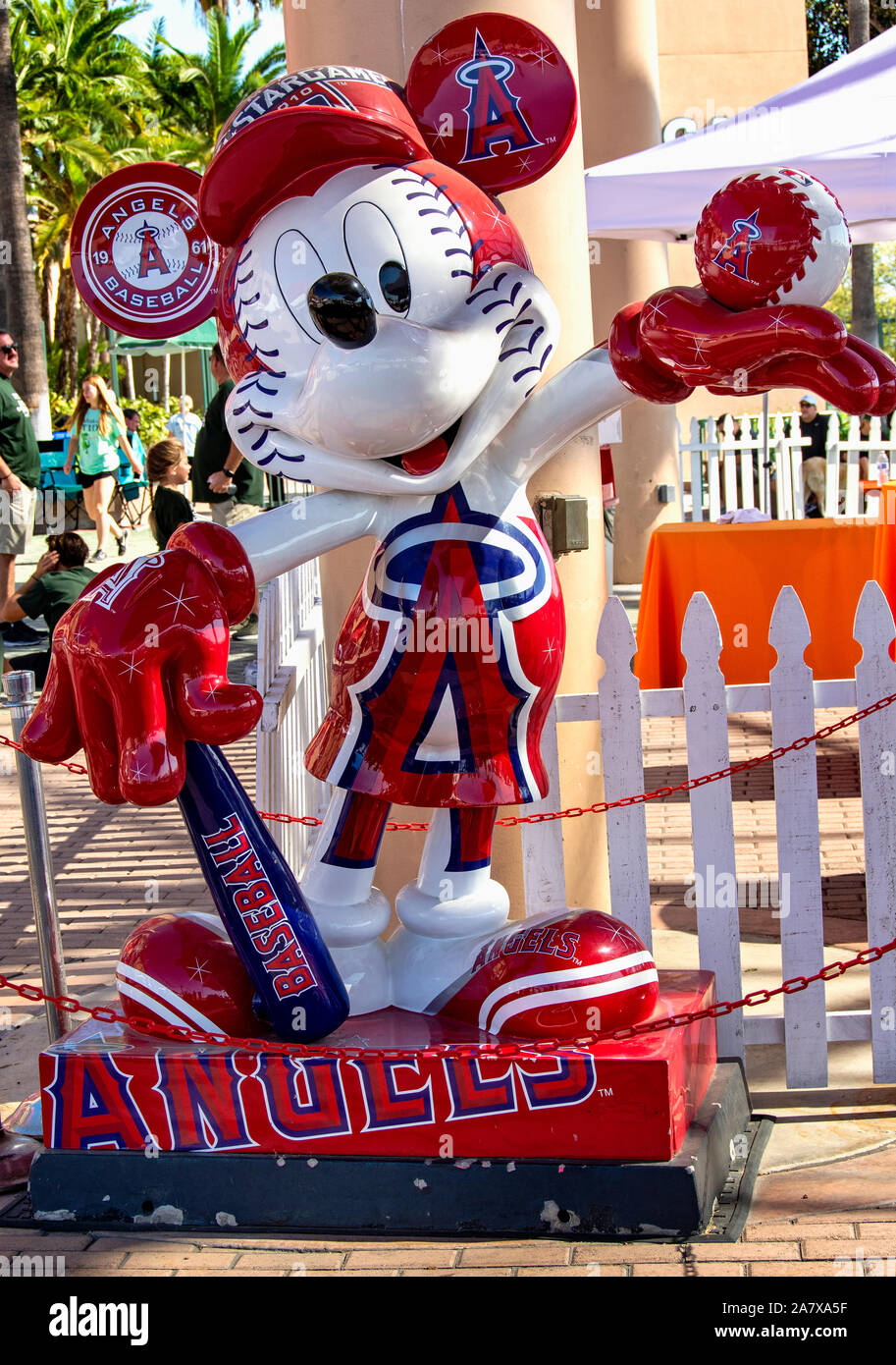 Anaheim, CA/USA - Nov 3, 2019: Bunte Statue von Mickey Mouse gekleidet in einem Engel baseball Uniform grüßt Besucher am Eingang von Angel Stadium. Stockfoto