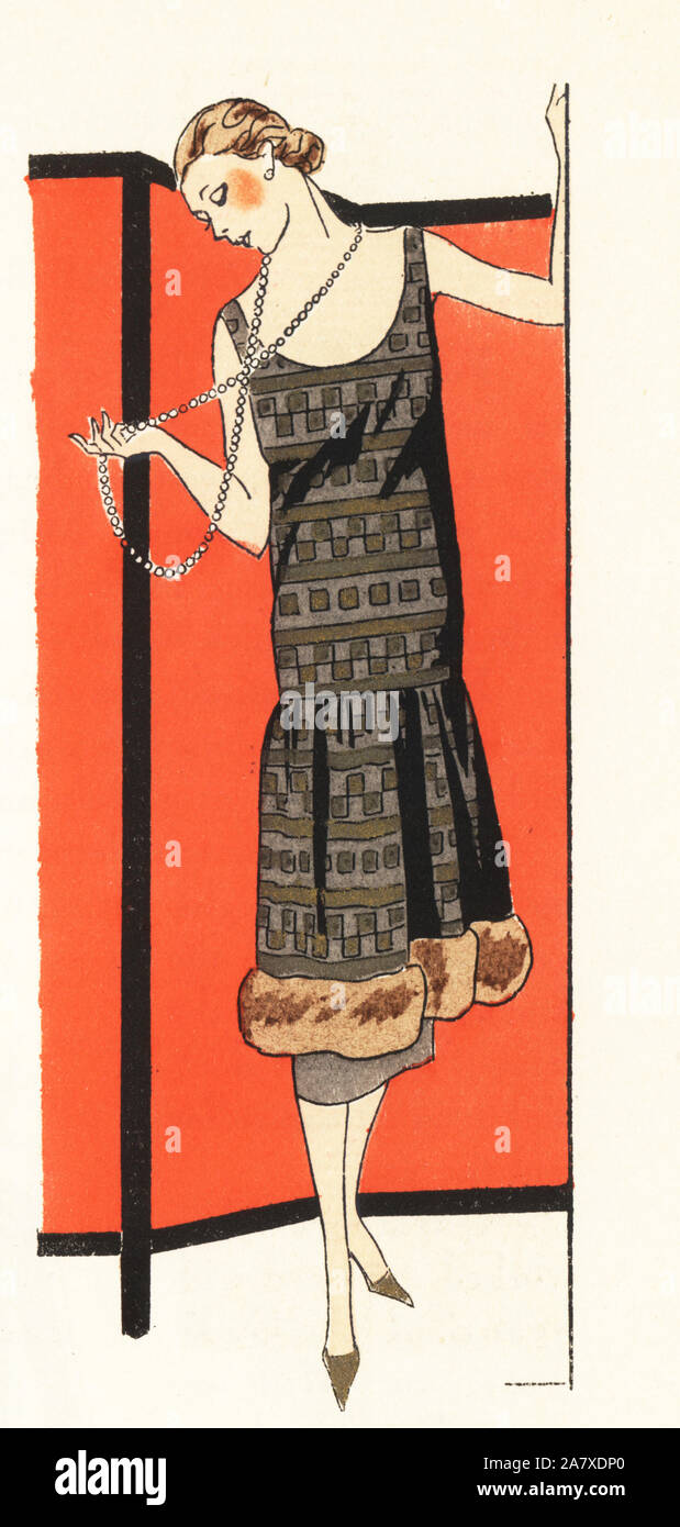 Frau in Schwarz krepp Kleid mit Gold bestickt und mit Fell. Papierkörbe pochoir (Schablone) Lithographie von der Französischen luxus Mode Magazin Kunst, Gicht, Beauté, 1925. Stockfoto