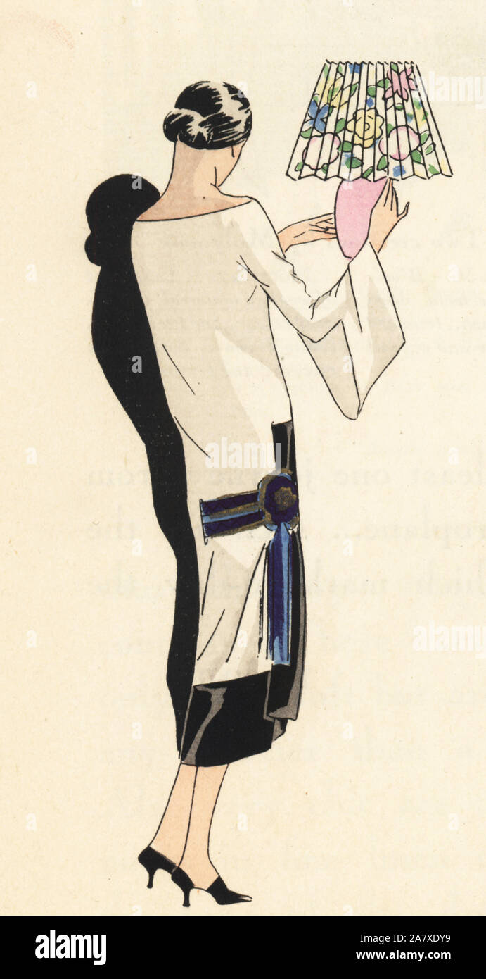 Frau am Nachmittag Kleid aus Crepe Holding eine Lampe mit einem floralen Lampenschirm. Papierkörbe pochoir (Schablone) Lithographie von der Französischen luxus Mode Magazin Kunst, Gicht, Beauté, 1925. Stockfoto