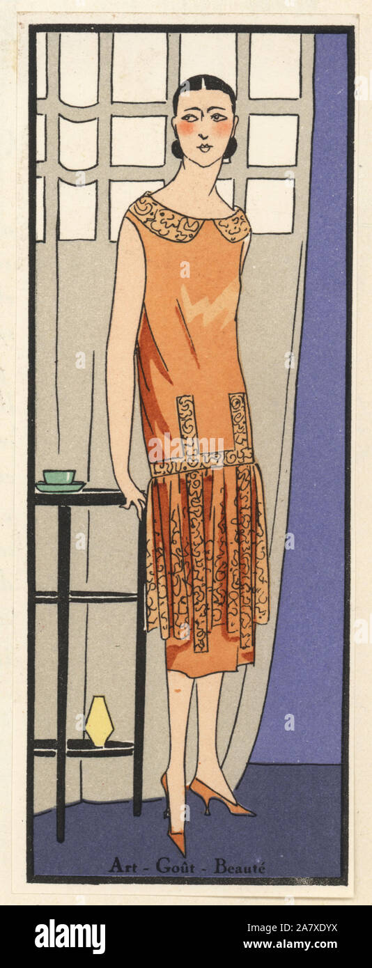 Frau am Nachmittag Kleid aus Crepe de Chine mit Spitzenbesatz. Papierkörbe pochoir (Schablone) Lithographie von der Französischen luxus Mode Magazin Kunst, Gicht, Beauté, 1925. Stockfoto