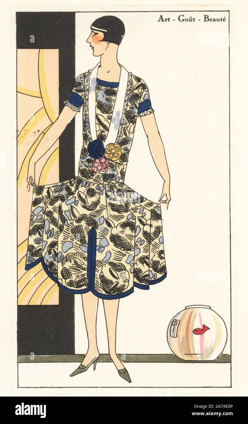 Frau am Nachmittag Kleid in gedruckter Musselin steht neben einem Goldfischglas. Papierkörbe pochoir (Schablone) Lithographie von der Französischen luxus Mode Magazin Kunst, Gicht, Beauté, 1926. Stockfoto