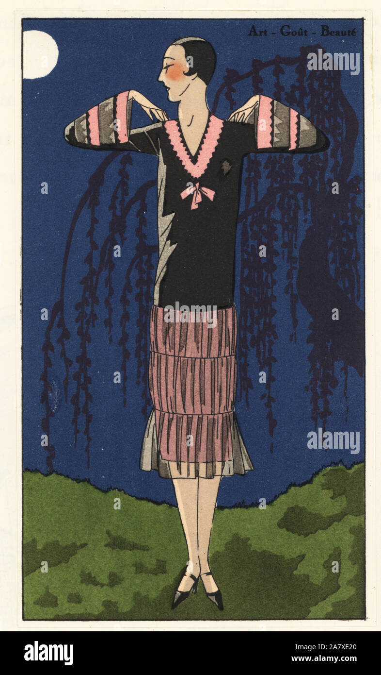 Frau am Nachmittag Kleid aus Taft und Musselin in einem Garten bei Nacht mit Vollmond. Papierkörbe pochoir (Schablone) Lithographie von der Französischen luxus Mode Magazin Kunst, Gicht, Beauté, 1926. Stockfoto