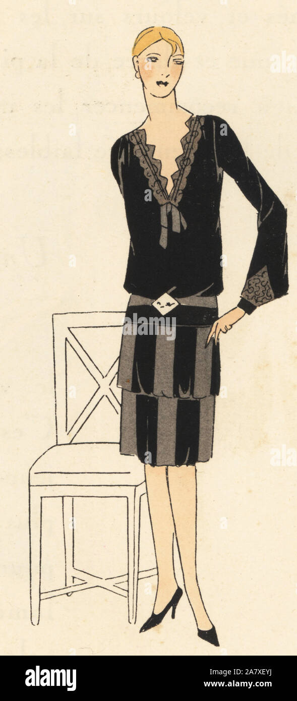 Frau am Nachmittag Kleid in Schwarz Satin Crepe mit Chantilly spitze verziert. Papierkörbe pochoir (Schablone) Lithographie von der Französischen luxus Mode Magazin Kunst, Gicht, Beauté, 1927. Stockfoto
