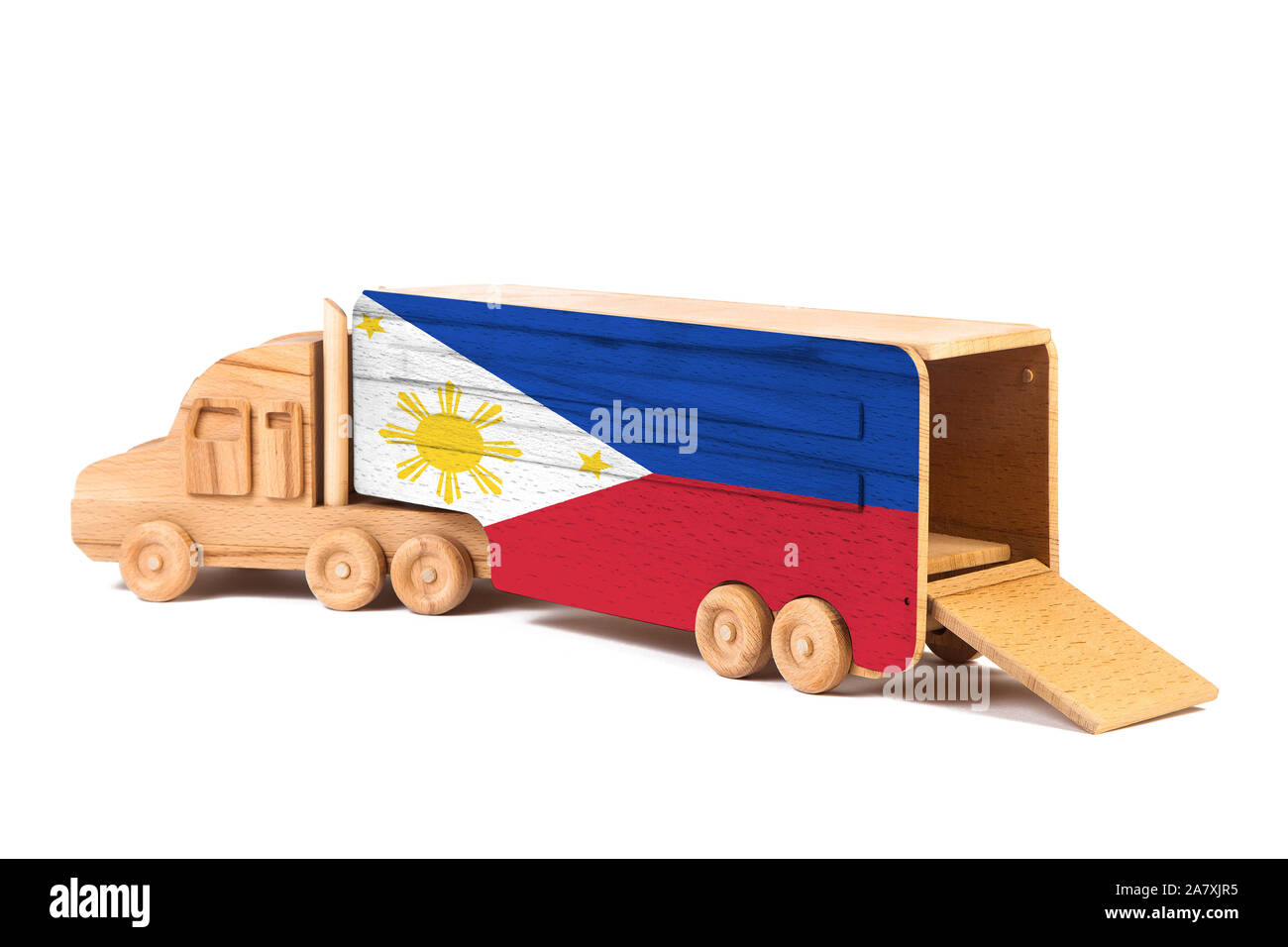Nahaufnahme einer Holz Spielzeug-LKW mit einem gemalten Nationalflagge Philippinen. Das Konzept der export-import, Transport, die Lieferung von Waren Stockfoto