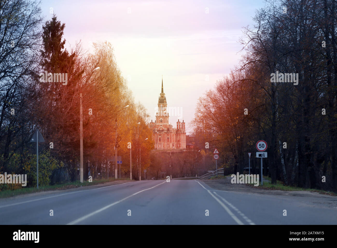 Foto Blick auf Skyline, mit der Gotischen Kathedrale in der russischen Stadt Stockfoto