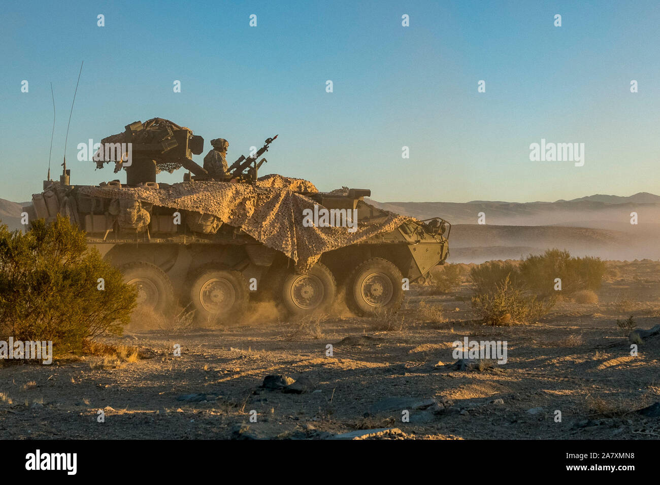 M1134 Stryker ATGM, an der 4. Staffel zugeordnet, 3.Kavallerie Regiments, beschleunigt während der entscheidenden Aktion Rotation 20-02 am National Training Center in Fort Irwin, Kalifornien, 31. Oktober 2019 in Angriff zu nehmen. Entscheidende Maßnahmen Drehungen am National Training Center sicher, dass Armee Brigade Combat Teams vielseitig bleiben, reaktionsschnell und konsequent für aktuelle und zukünftige Eventualitäten zur Verfügung. (U.S. Armee Foto von SSG Matthew Johnson, Operations, National Training Center) Stockfoto
