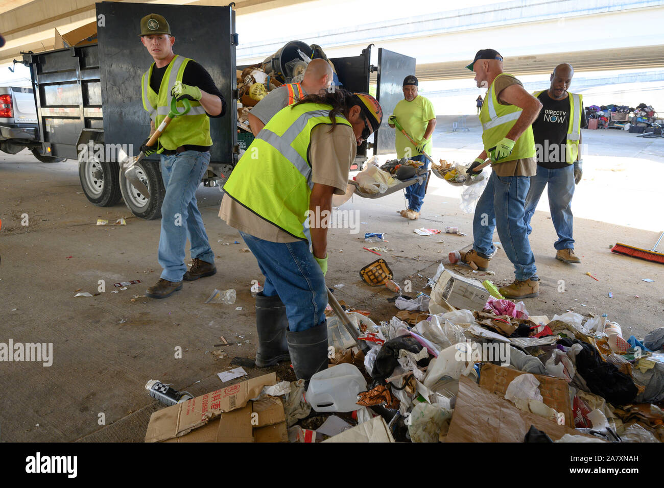 Texas Verkehrsministerium Fremdfirmen clean up eine obdachlose Lager unter einer Überführung nach Abschluss der Arbeit von Texas reg bestellt. Greg Abbott in Austin. Es gibt 17 Standorte identifiziert, die in der nächsten Woche gereinigt werden. Stockfoto