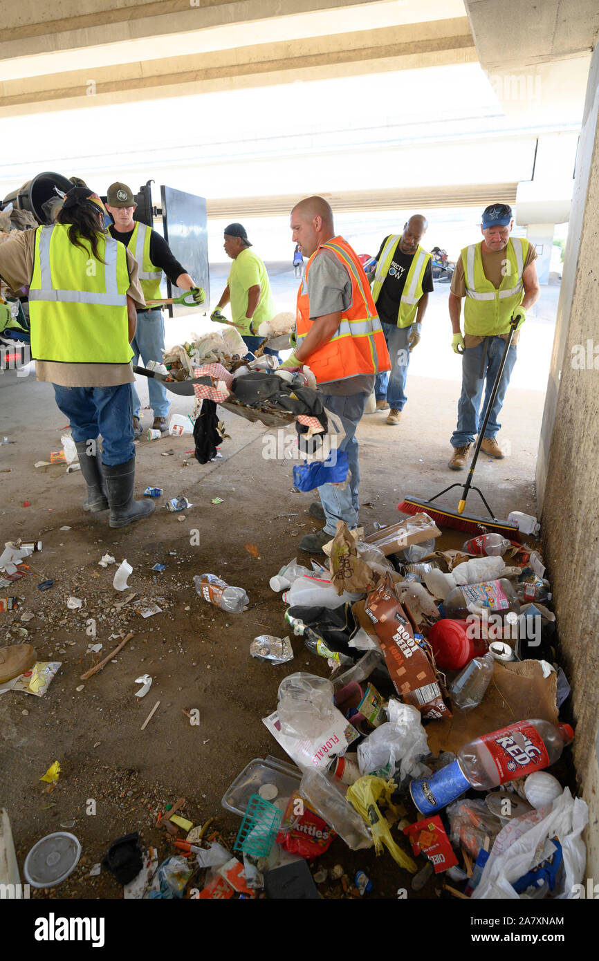 Texas Verkehrsministerium Fremdfirmen clean up eine obdachlose Lager unter einer Überführung nach Abschluss der Arbeit von Texas reg bestellt. Greg Abbott in Austin. Es gibt 17 Standorte identifiziert, die in der nächsten Woche gereinigt werden. Stockfoto