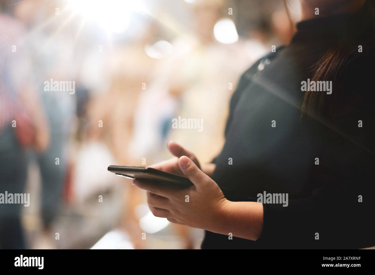 Hand mit smart phone mit Social Media Konzept Stockfoto