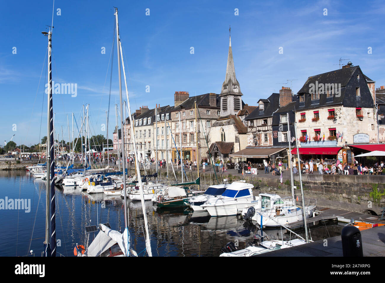 Honfleur, Frankreich - 13 August, 2016: Der alte Hafen von Honfleur, berühmt dafür, viele Male von Künstlern gemalt wurde, am 13. August 2016 in Honfleur, Fr Stockfoto