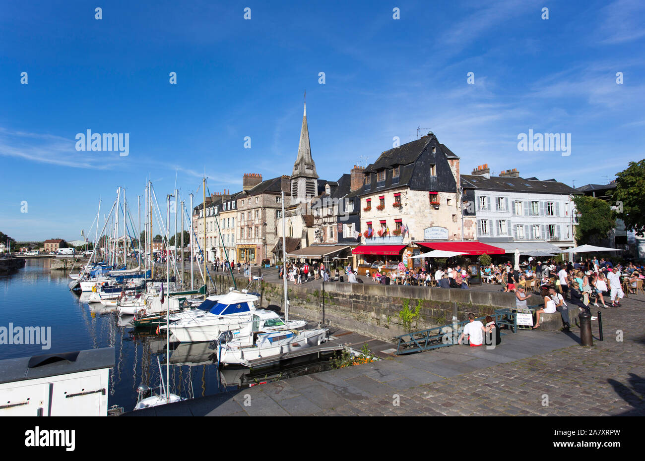 Honfleur, Frankreich - 13 August, 2016: Der alte Hafen von Honfleur, berühmt dafür, viele Male von Künstlern gemalt wurde, am 13. August 2016 in Honfleur, Fr Stockfoto