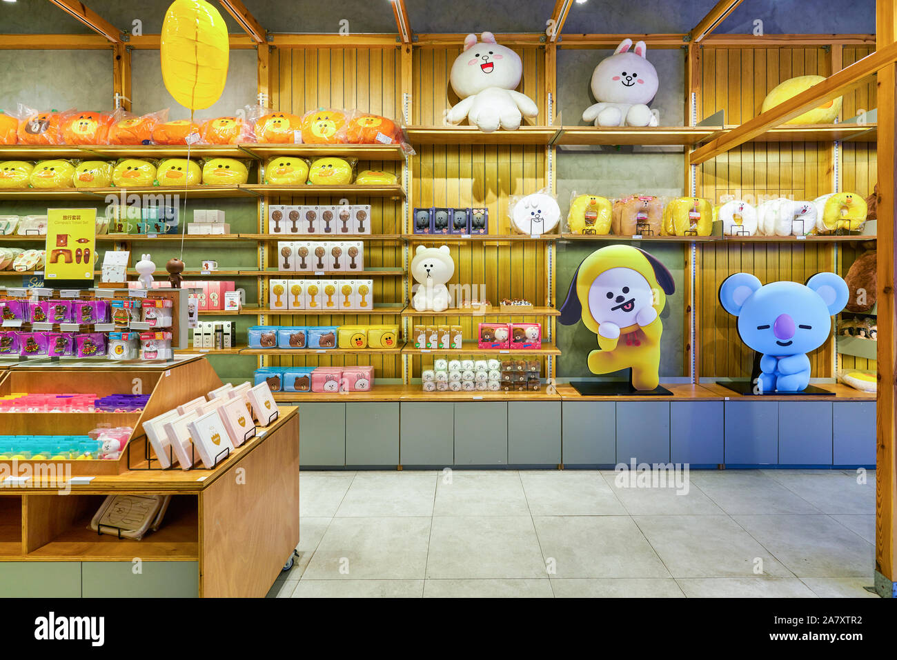 SHENZHEN, China - April 09, 2019: Innenraum geschossen von Line-Freunde bei Coastal City Shopping Mall. Stockfoto