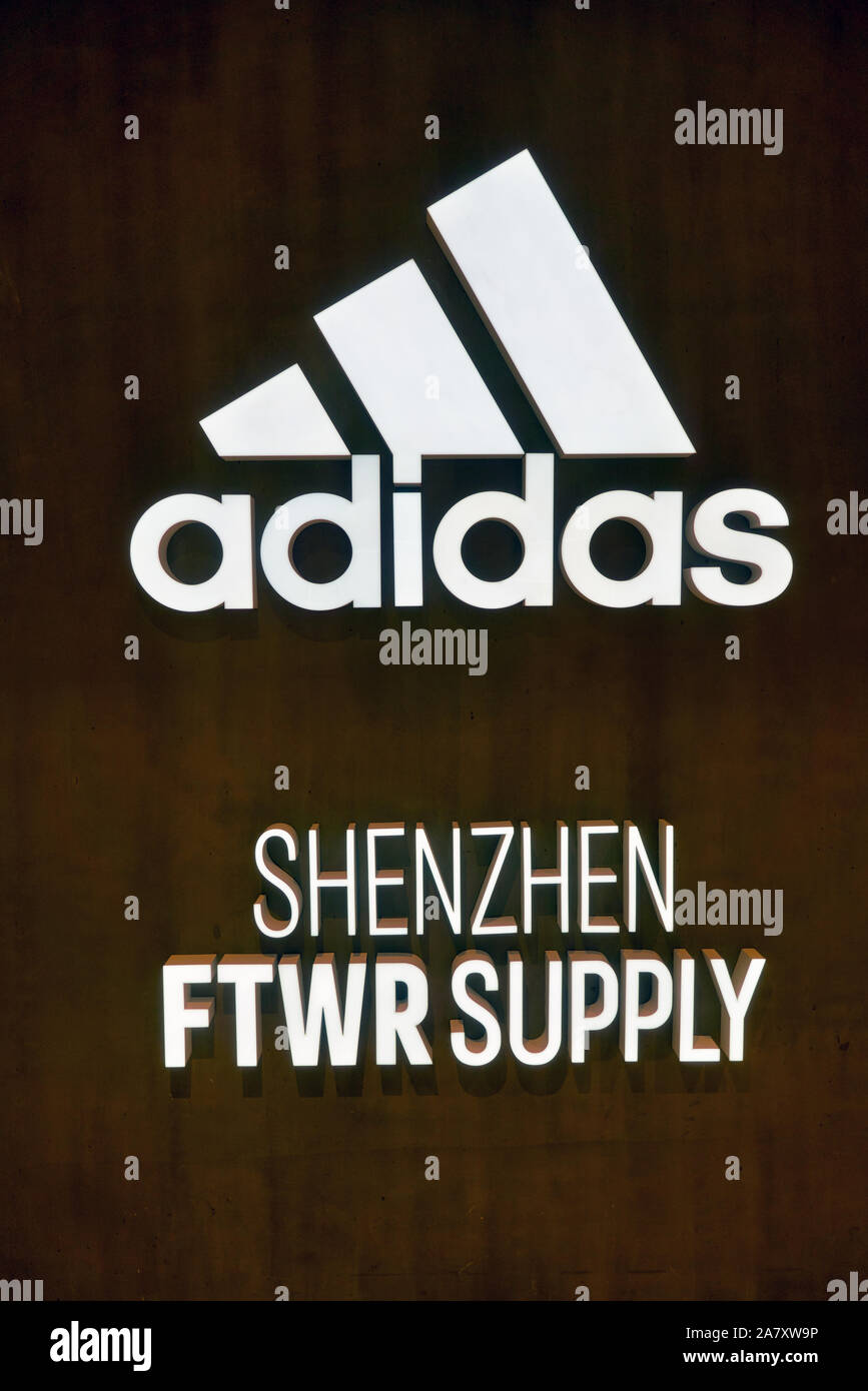 SHENZHEN, China - ca. April 2019: Nahaufnahme von Adidas Zeichen in  Shenzhen gesehen Stockfotografie - Alamy