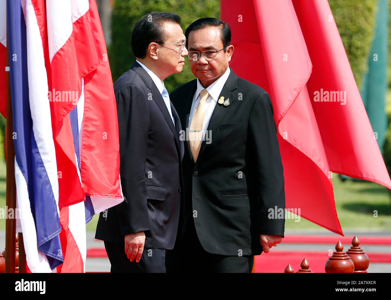 Bangkok, Thailand. 05 Nov, 2019. Chinas Ministerpräsident Li Keqiang und Thailands Premierminister Prayuth Chan-ocha Überprüfen Sie die Wachen der Ehre während der Begrüßungszeremonie bei der Regierung in Bangkok. Credit: SOPA Images Limited/Alamy leben Nachrichten Stockfoto