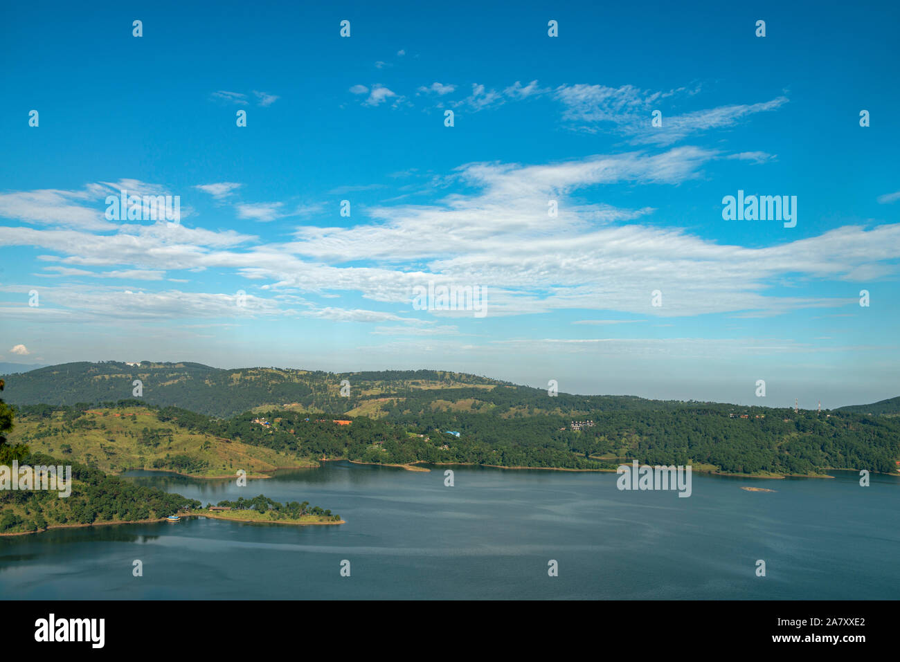 Fernsicht auf Umiam Lakereservoir in die Hügel durch die Aufstauung des Flusses Umiam, Meghalaya, Indien Stockfoto