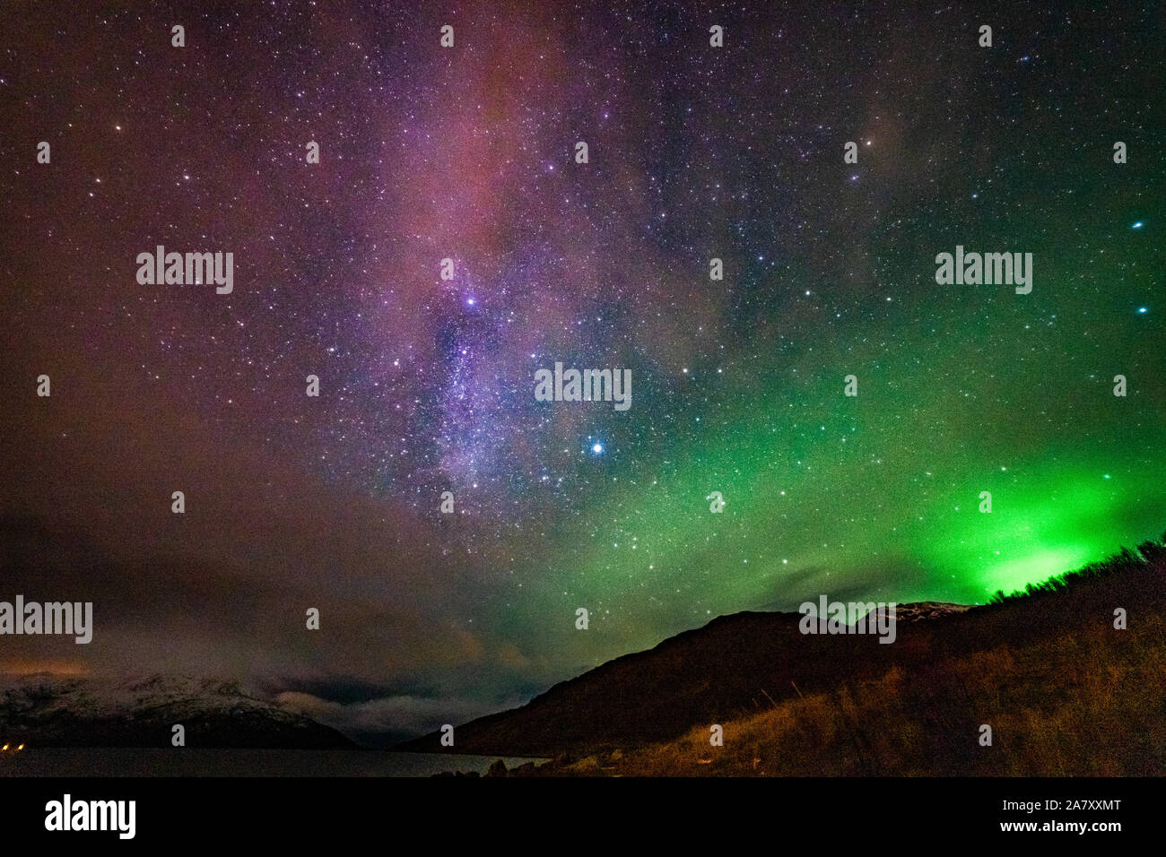 Milchstrasse und Nordlicht, Northern Light und Milchstraße, Sterne im Himmel, Nordnorwegen, Troms, Tromsö, Stockfoto