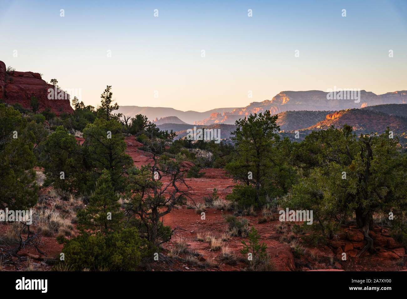 Horizontale Landschaft einen herrlichen Blick auf den Sonnenuntergang von Sedona von Bell Rock Trail. Stockfoto