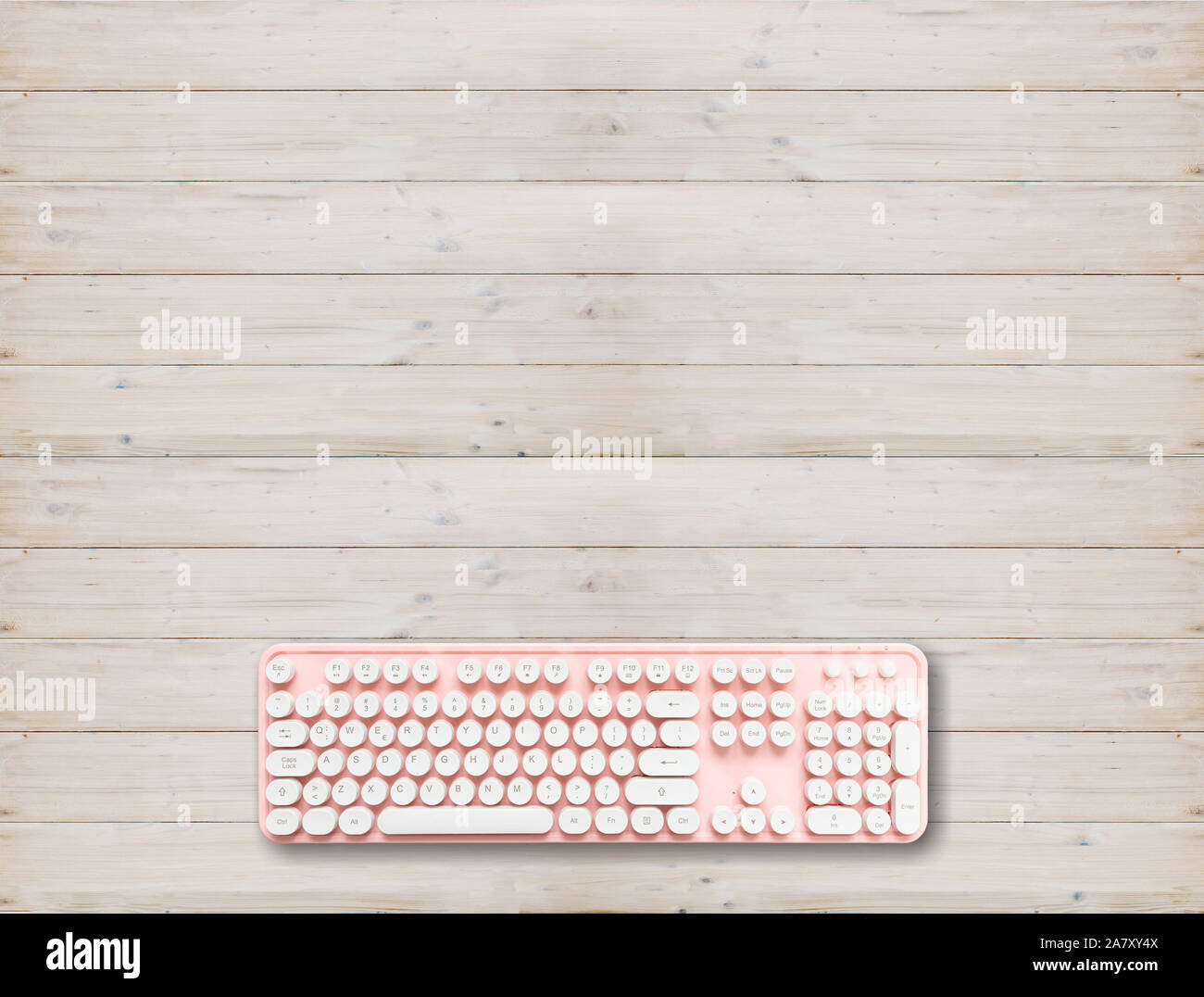 Computer Tastatur rosa mit weißen Tasten gegen Holz- Hintergrund, Kopieren, Ansicht von oben Stockfoto