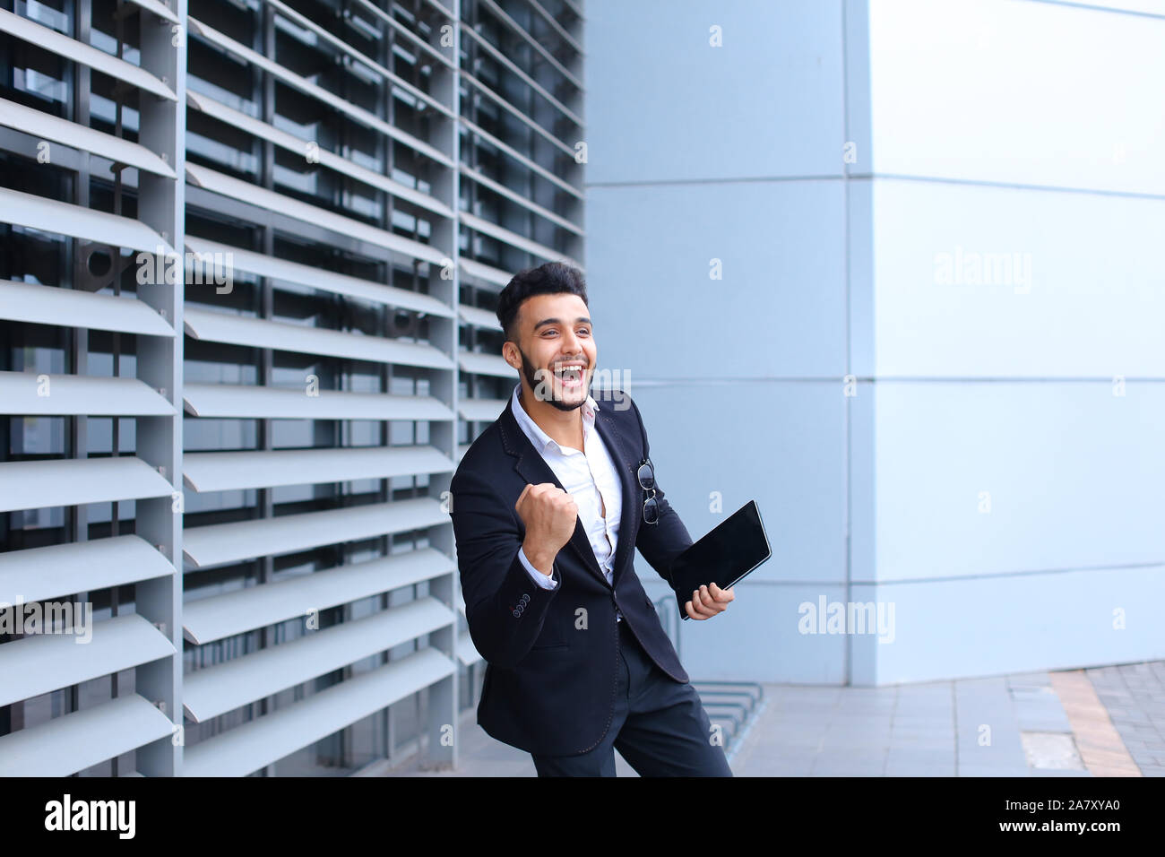 Junge arabische Mann zeigen, zeigt ja Business Center Stockfoto