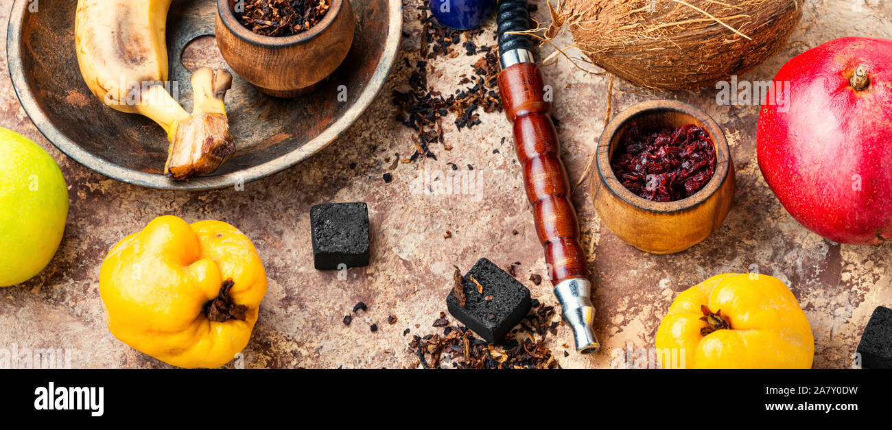 Shisha rauchen mit Obst Tabak Aroma. Einzelheiten der türkische Wasserpfeife. Ägyptischen kalian Stockfoto