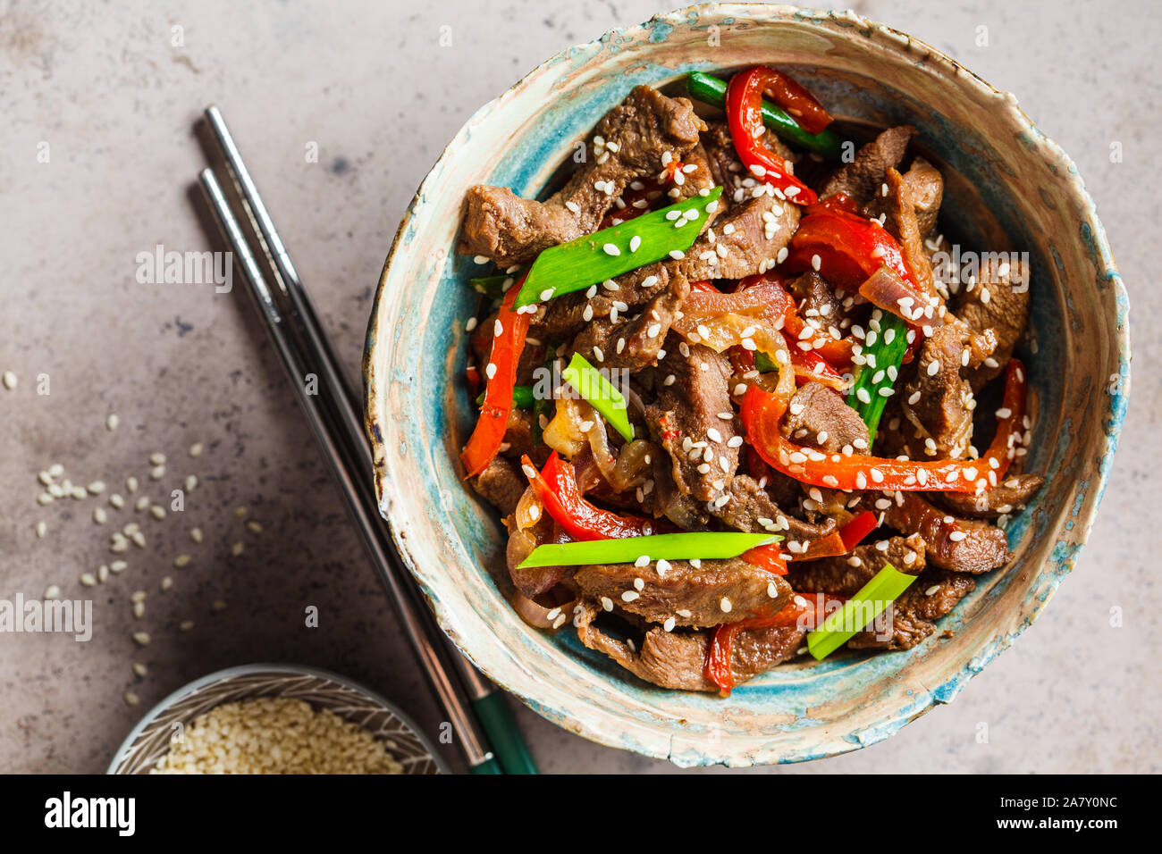 Asiatische teriyaki Rindfleisch mit Frühlingszwiebeln und Sesam in eine ...