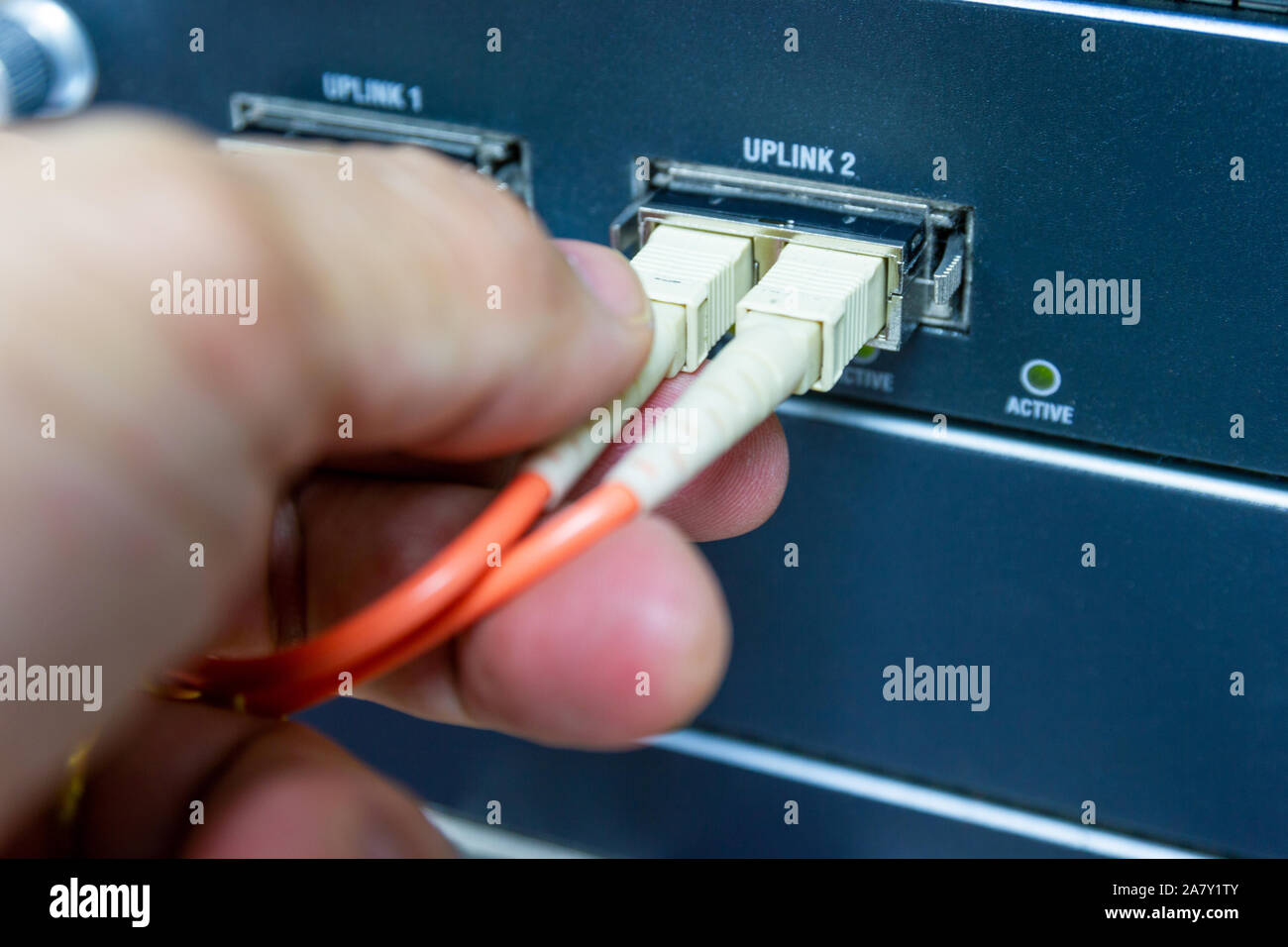 Techniker Connect Fibre-Channel-Kabel Netzwerk Port im Server Raum zu wechseln, Konzept internet Network Management Stockfoto