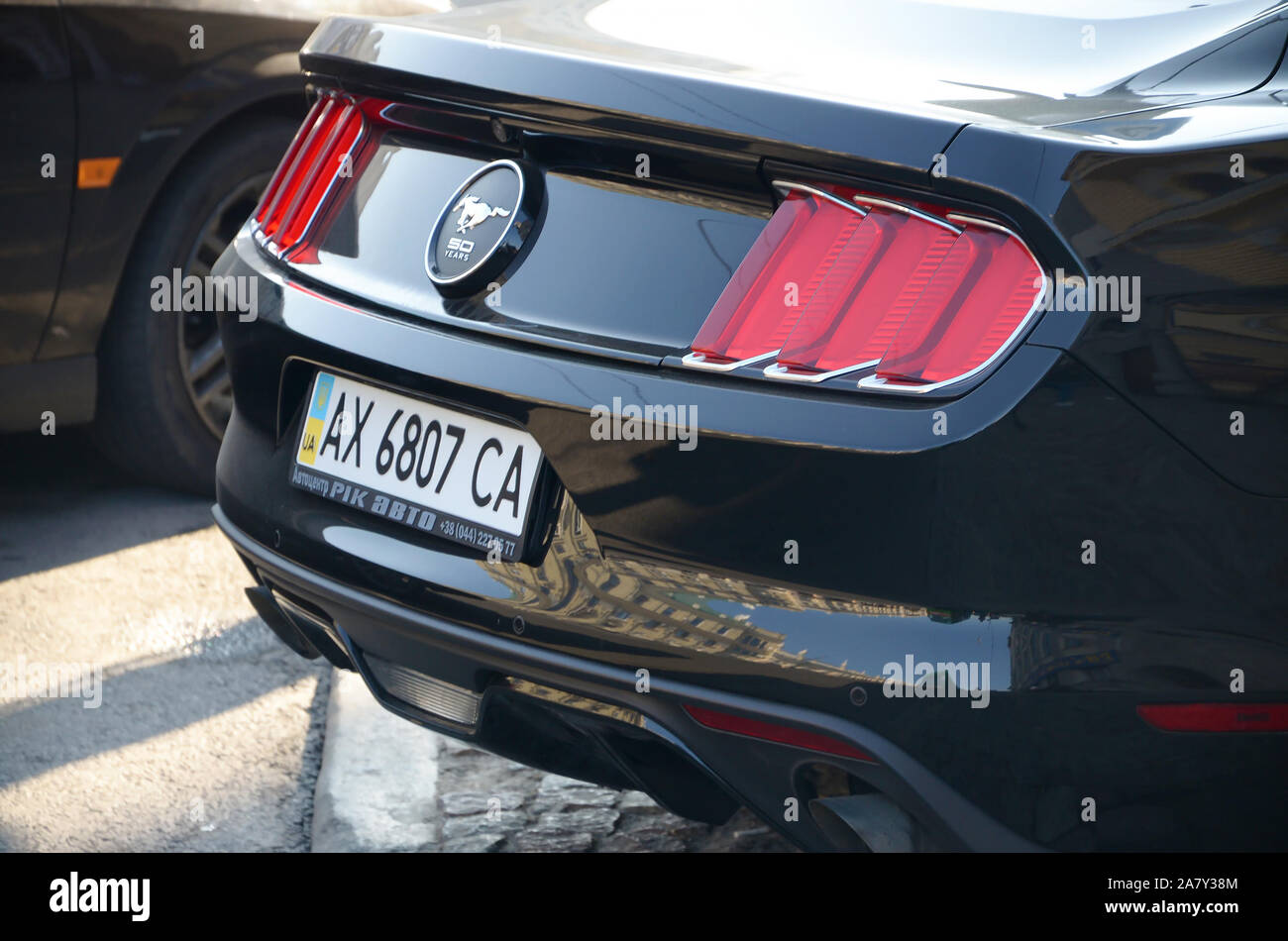 KHARKOV, UKRAINE - Oktober 20, 2019: Schwarz 2015 Ford Mustang 50 Jahre Limited Edition Rückansicht Stockfoto